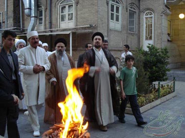 حجت الاسلام و المسلمین حاج سید حسن خمینی و همراهان درحال ورود به آتشکده تهران- عکس از رامین شهزادی
