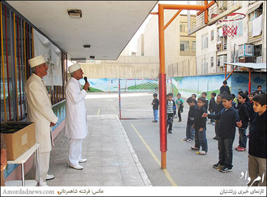 پیشکش كتاب‌ اوستا به دانش آموزان دبستان جمشیدجم